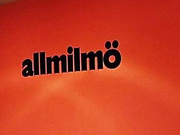 Der Allmilmö-Markenschriftzug, aufgenommen auf dem Betriebsgelände des Zeiler Möbelwerks. Wie die Zukunft des Unternehmens am Standort Zeil konkret aussieht, ist unklar, auch wenn die Nachricht dieser Tage lautet: "Allmilmö startet neu". Foto: Andreas Lösch