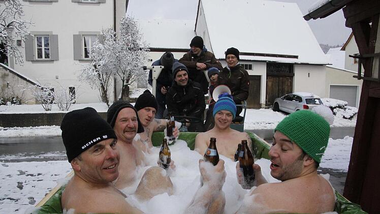 Die Eicherfreunde Affalterthal bei ihrer Aktion Foto: Reinhard Löwisch