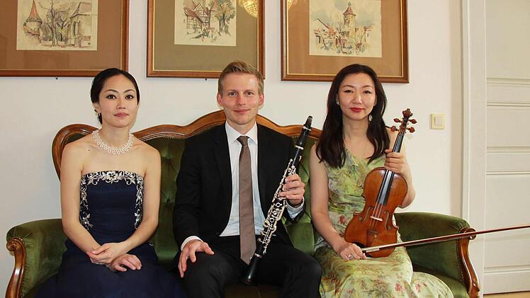 Im Marmorsaal von Schloss Rosenau sind in diesem Jahr vier Kammerkonzerte geplant. Das Trio mit Kyoko Frank (Klavier), Megumi Ikeda (Violine) und Philipp Grzondziel (Klarinette) eröffnet den Veranstaltungsreigen am 29. April.Foto: Jochen Berger