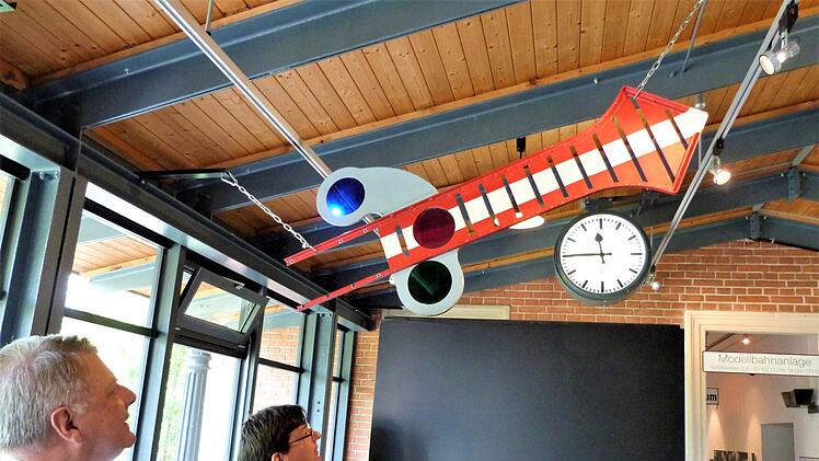 Rainer Riedel und Museumsleiter Jürgen Birk vor einem historischen Signalflügel, der auch am Bahnhof Neuenmarkt-Wirsberg als Ausfahrtsignal intalliert war.Werner Reißaus