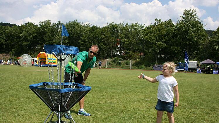 Eva Limmer spielt Frisbee-Golf