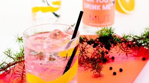 Der Forchheimer Matthias Griesbauer hat einen neuen Gin mitentwickelt: So soll der Mut Gin am besten schmecken: Mit einer Orangenzeste und, wer möchte, mit Tonic Water.  Fotos: Florian Hammerich/privat
