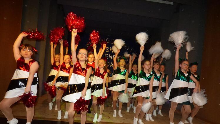 "Der Footballer und die Cheerleader" hießt der bunte Schautanz  der 23 Mädchen und des einen Jungen der Teenie-Dancers.