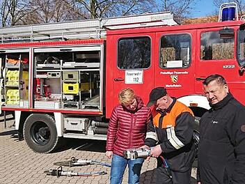 Feuerwehrkommandant Johann Gittelbauer (Mitte) erklärte Zweiter Bürgermeisterin Regina Bruckmann und Bürgermeister Stefan Himpel die technische Ausrüstung des "neuen" Lonnerstadter LF 16.  Foto: Andreas Dorsch