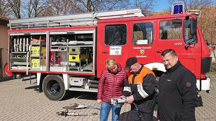Feuerwehrkommandant Johann Gittelbauer (Mitte) erklärte Zweiter Bürgermeisterin Regina Bruckmann und Bürgermeister Stefan Himpel die technische Ausrüstung des "neuen" Lonnerstadter LF 16.  Foto: Andreas Dorsch