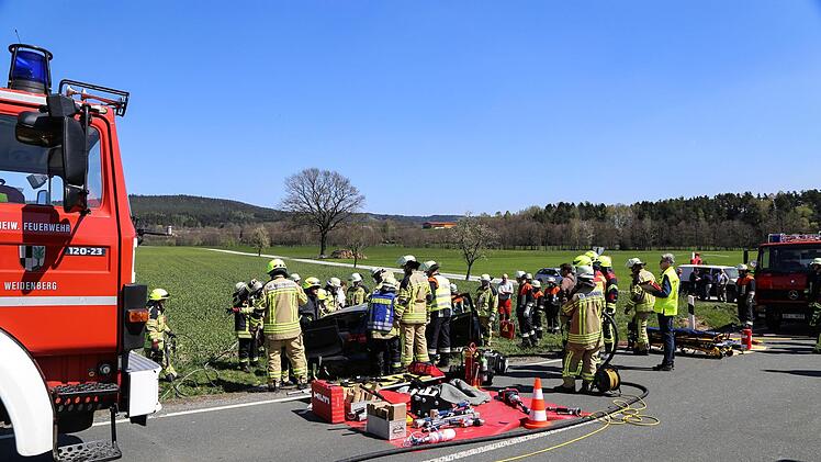 Drei Menschen wurden bei einem Unfall in Oberfranken schwer verletzt. Am Freitagmittag prallte ein Opel bei Kirchenpingarten (Kreis Bayreuth) gegen einen Audi. Foto: NEWS5 / Wellenhöfer