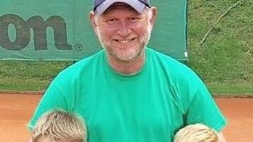 Ein erfolgreiches Trio (von links): Lasse Heitmann, Trainer und Jugendwart Holger Rebhan sowie Laurenz H&ouml;llein. Foto: privat