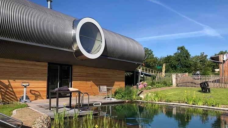 Keine Gäste plantschen im Schwimmteich der ungewöhnlichen Ferienwohnung UFO47.  Foto: Silvia Schuhmann
