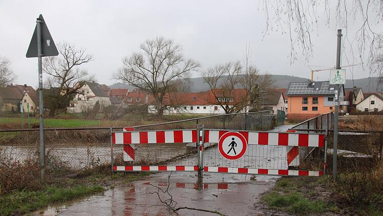 Wie viele andere Brücken entlang der Saale wurde auch die Verbindung zwischen Langendorf und Westheim vorsichtshalber gesperrt.