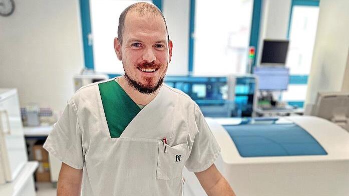 Der neue Laborleiter des Helios St. Elisabeth-Krankenhauses Bad Kissingen, Christoph Manger, erläutert, wie sich die Bedeutung und Funktion des Labors im Helios St. Elisabeth-Krankenhaus Bad Kissingen im Laufe der Pandemie gewandelt hat.
