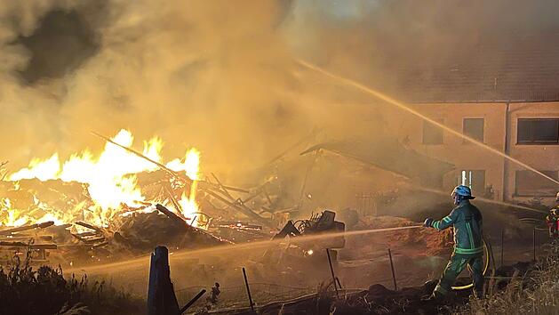 Feuerwehr kämpft gegen Großbrand: Wiesenfeuer greift auf Scheunen und Wohnhaus über