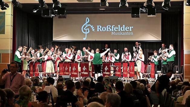 Die Ro&szlig;felder Musikanten begeisterten bei ihrem Auftritt in der ausverkauften Gerold-Strobel-Halle in Bad Rodach.