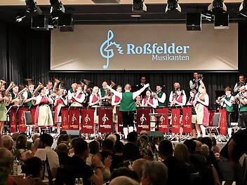 Die Roßfelder Musikanten begeisterten bei ihrem Auftritt in der ausverkauften Gerold-Strobel-Halle in Bad Rodach.