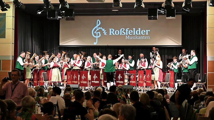 Die Roßfelder Musikanten begeisterten bei ihrem Auftritt in der ausverkauften Gerold-Strobel-Halle in Bad Rodach.