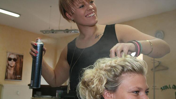 Fit fürs Oktoberfest:  Friseurmeisterin Nadine verpasst Model Daniela eine freche Wiesn-Frisur mit Flechtelementen und seitlichem Dutt.