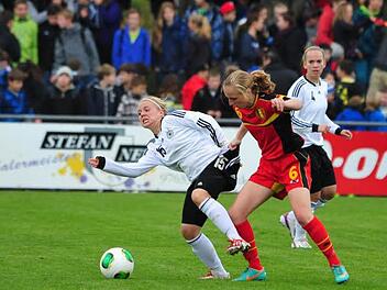 Textilvergehen: Die Belgierin Inne De Smet zupft am Trikot von Ricarda Walkling vom FC Bayern München. Im Hintergrund: Jana Löber vom 1. FFC Frankfurt. Foto: AndersAnand Anders