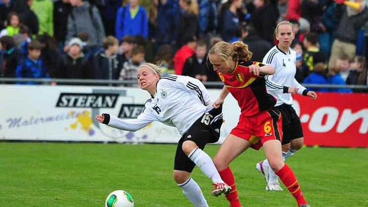 Textilvergehen: Die Belgierin Inne De Smet zupft am Trikot von Ricarda Walkling vom FC Bayern München. Im Hintergrund: Jana Löber vom 1. FFC Frankfurt. Foto: AndersAnand Anders