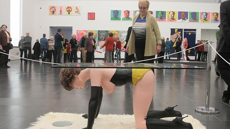 Eine Besucherin betrachtet in der Kunsthalle in Schweinfurt das Kunststück "Table" im Hintergrund zu sehen sind Exponate von Andy Warhol. Foto: Anja Vorndran