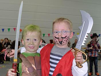 Faschingsmuffel ergebt Euch! Ninja-Turtle Raik (links) und der furchtlose Pirat Dario hatten großen Spaß beim Kinderfasching des RSC Marktleugast. Foto: Claudia Meisel