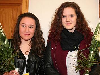Lea Heidenreich (l.) und Alica Frerichs freuten sich über die Anerkennung ihrer Leistungen. Foto: Evi Seeger