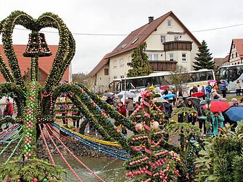 Eine Fahrt zu den Osterbrunnen in der fränkischen Schweiz unternahm die Arbeitsgemeinschaft 60plus der SPD. Die Teilnehmer besichtigten auch den Brunnen in Bieberbach, der im Guinness-Buch der Rekorde verewigt wurde.  Foto: Dieter Britz