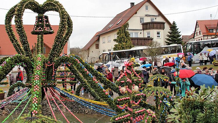 Eine Fahrt zu den Osterbrunnen in der fränkischen Schweiz unternahm die Arbeitsgemeinschaft 60plus der SPD. Die Teilnehmer besichtigten auch den Brunnen in Bieberbach, der im Guinness-Buch der Rekorde verewigt wurde.  Foto: Dieter Britz