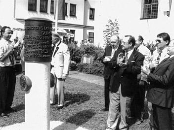 Die Einweihung der Arndt-Richter-Gedenksäule Sommer 1993 in Waischenfeld neben der Stadtkapelle. V.r.: Kaspar Bezold, Toni Eckert, Vizelandrat Manfred Thümmler und Bgm. Hans Schweßinger