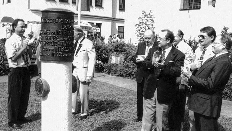 Die Einweihung der Arndt-Richter-Gedenksäule Sommer 1993 in Waischenfeld neben der Stadtkapelle. V.r.: Kaspar Bezold, Toni Eckert, Vizelandrat Manfred Thümmler und Bgm. Hans Schweßinger
