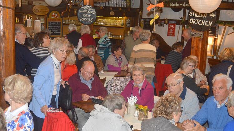 Geselligkeit im Gasthaus "Heile Schern" in Spahl. Arthur Stollberger