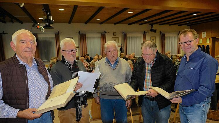 Sie machten Geschmack auf die neue Ortschronik (von links): Wolf-Dieter Bogner, Armin Weidenthaler, Martin Reuter, Volker Rieß und Thomas Reuther.Gerd Schaar