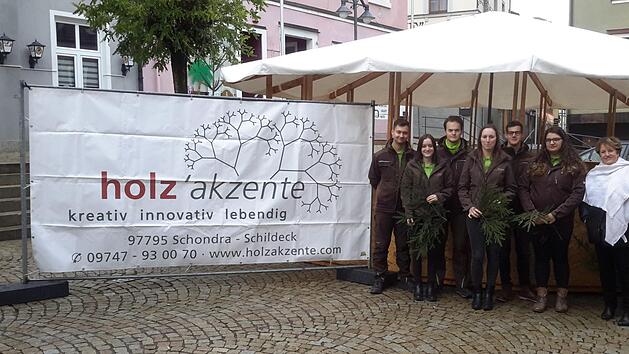 Beeindruckt war B&uuml;rgermeisterin Brigitte Meyerdierks von der Idee der Auszubildenden f&uuml;r einen Pavillon auf dem Bad Br&uuml;ckenauer Marktplatz. Die Firma Holzakzente hat das Projekt ohne Kosten f&uuml;r die Stadt umgesetzt. Foto: Rolf Pralle