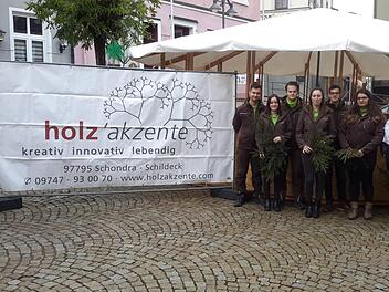 Beeindruckt war Bürgermeisterin Brigitte Meyerdierks von der Idee der Auszubildenden für einen Pavillon auf dem Bad Brückenauer Marktplatz. Die Firma Holzakzente hat das Projekt ohne Kosten für die Stadt umgesetzt. Foto: Rolf Pralle