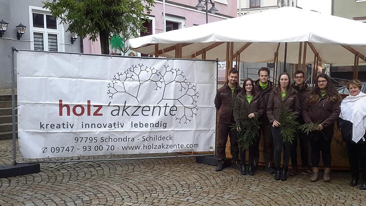 Beeindruckt war Bürgermeisterin Brigitte Meyerdierks von der Idee der Auszubildenden für einen Pavillon auf dem Bad Brückenauer Marktplatz. Die Firma Holzakzente hat das Projekt ohne Kosten für die Stadt umgesetzt. Foto: Rolf Pralle