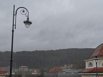 Mit fast sieben Metern ist die neue Leuchte ein Hingucker. Foto: Marion Eckert