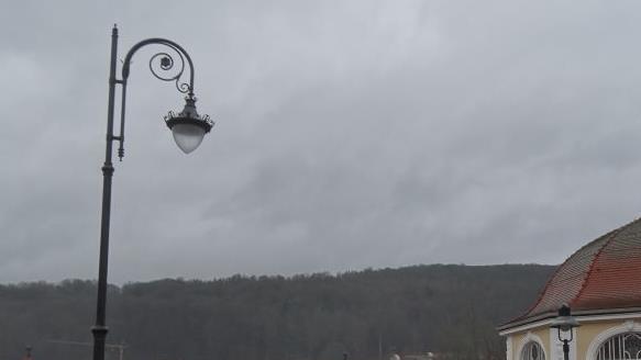 Mit fast sieben Metern ist die neue Leuchte ein Hingucker. Foto: Marion Eckert