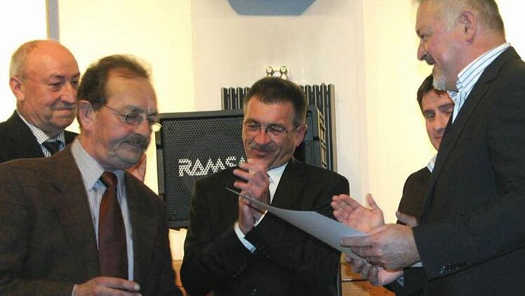 Frank Amberger (rechts) nimmt aus den Händen vom Ehrenrat Günther Knöchel die Urkunde der Ehrenmitgliedschaft entgegen. Hinten im Bild: Der Ehrenvorsitzender Gerhard Weigand, 1. Vorsitzender Karl-Heinz Kikiernicki und 3. Vorsitzender Heinz Hauff.  Fotos: Th. Meyer