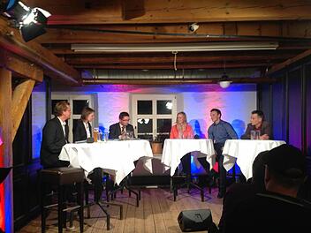 Kandidaten im Gespräch (von links) Valentin Motschmann (Grüne), Emmi Zeulner (CSU), BR-Redaktionsleiter Alexander Müller, Radio-Plassenburg-Moderatorin Daniela Ebert, Simon Moritz (SPD) und Marko Müller (Die Linke). Foto: Katrin Geyer