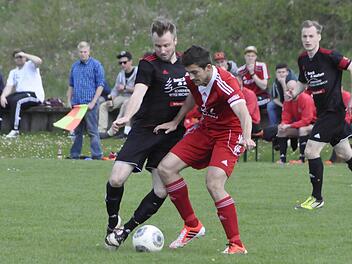 Eng am Mann: Der Reichenbacher Pascal Reininger (links) setzt zum Tackling gegen Reiterswiesens Fabian Reith an.  Foto: Anja Schmitt