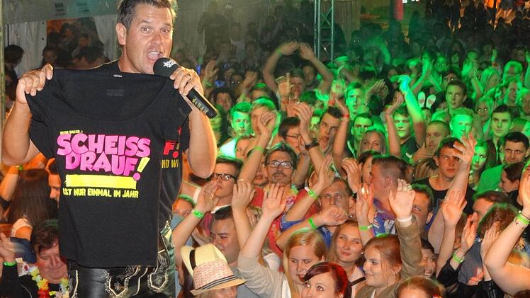 "Hofstetten ist nur einmal im Jahr" - und heuer war auch Peter Wackel dabei. Die Stimmung auf dieser Mallorca-Party hat auch den Schlagerstar beeindruckt. Handys und Kameras wurden gezückt, um diesen Moment festzuhalten. Fotos: Johanna Eckert