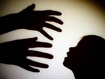 Wer sich kinderpornographische Videos oder Bilder anschaut, trägt dazu bei, dass Gewalt gegen Kinder ausgeübt wird, dass sie sexuell missbraucht werden. Gestern wurde am Amtsgericht Kulmbach ein Täter verurteilt, bei dem kinderpornographische Dateien auf seinem Rechner gefunden worden waren. Foto: Patrick Pleul, dpa