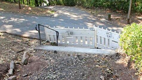 Die Treppe am unteren Ende des Kirchwegs wird erneuert und um eine Stufe erhöht. Foto: Ulrike Nauer