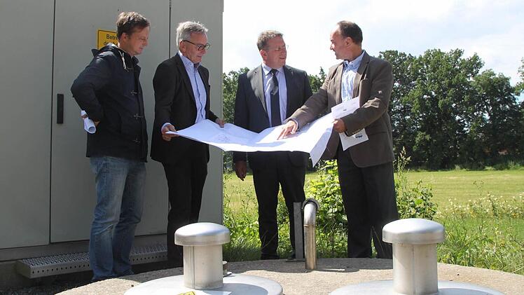 Das Pumpwerk in Unterzettlitz (Bild) wird durch ein neues Pneumatik-Pumpwerk ersetzt. Unser Bild zeigt besprechen (von links) Frank Pfaffenberger und Stephan Pröschold von den Stadtwerken, OB Henry Schramm und Andreas Höhn vom gleichnamigen Kulmbacher Ingenieurbüro. Foto: Alexander Hartmann