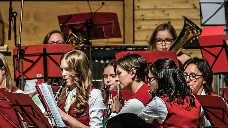 Gerhard Eller leitete das Jugendorchester Rödental beim Weihnachtskonzert der Franz-Goebel-Halle.Foto: Jochen Berger