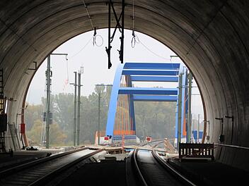 Das Südportal des Eierbergtunnels mit der sich anschließenden Flutmuldenbrücke bei Wiesen. Foto: Mathias Einwag