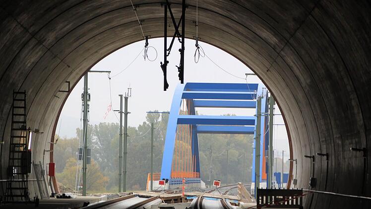 Das Südportal des Eierbergtunnels mit der sich anschließenden Flutmuldenbrücke bei Wiesen. Foto: Mathias Einwag
