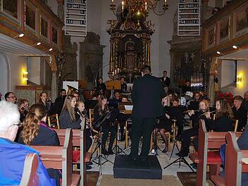 Beeindruckende Hörerlebnisse bot das Schüler- und Jugendorchester Küps bei seinem Adventskonzert in der Pfarrkirche St. Laurentius Schmölz. Foto: Heike Schülein