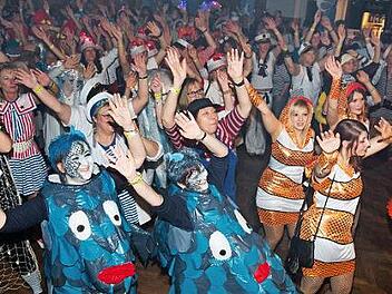 Frauen in Bestlaune - das ist der Weiberfasching beim Turnverein Michelau.  Foto: Klaus Gagel
