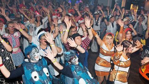 Frauen in Bestlaune - das ist der Weiberfasching beim Turnverein Michelau.  Foto: Klaus Gagel