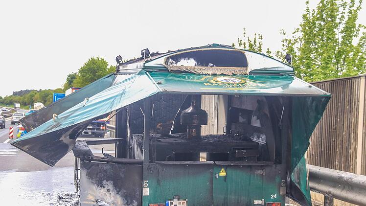Ein Bierausschank, der auf der A70 mit einem Lkw transportiert wurde, fing am Mittwochmorgen Feuer. Foto: NEWS5 / Merzbach