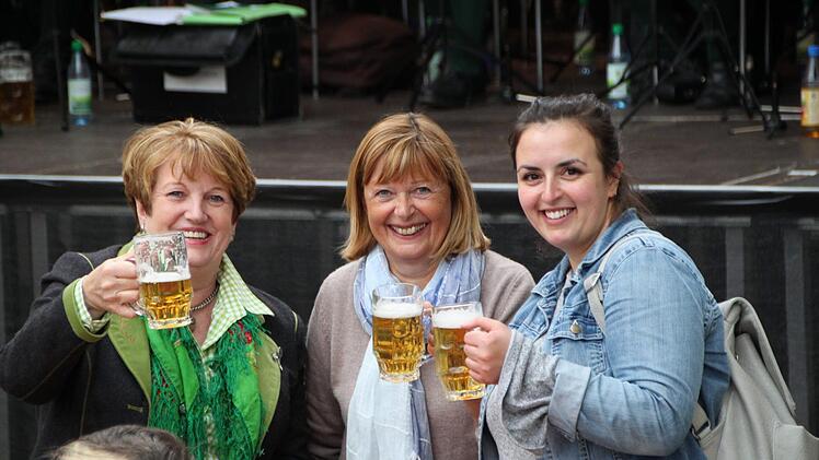 Bürgermeisterin Brigitte Meyerdierks (von links), Karin Bauer und Amina Hartke (beide von der Tourist-Info) genießen das Fest sichtlich. Foto: Ulrike Müller